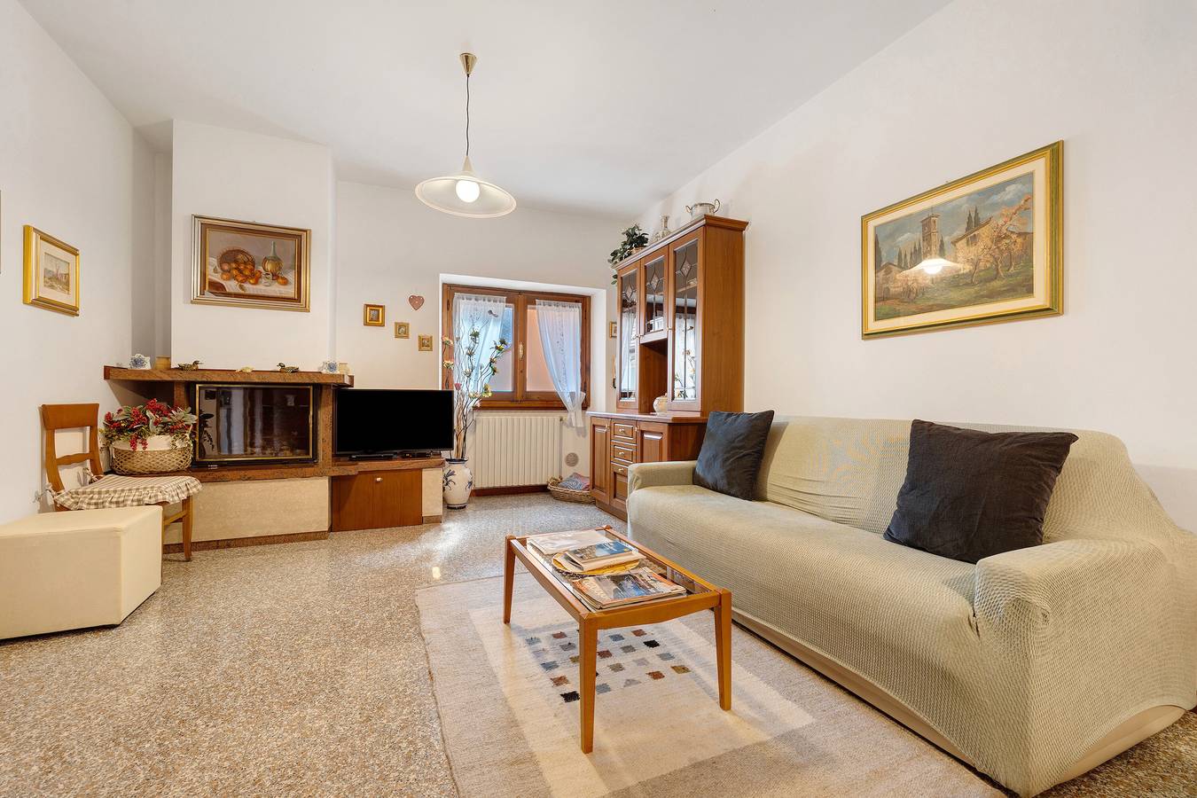 Entire apartment, Apartment 'Agnese' with Private Terrace, Wi-Fi and Air Conditioning in San Felice del Benaco, Garda Mountains