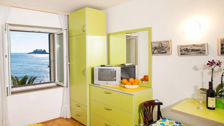 Vacation apartment for 3 people, with balcony in Montenegro
