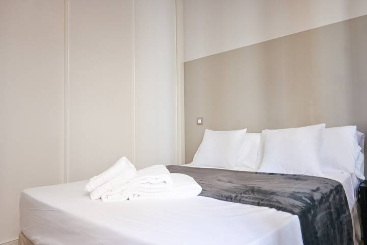 Apartamento entero, M Amplia vivienda de tres dormitorios en L in Centro (Madrid), Madrid