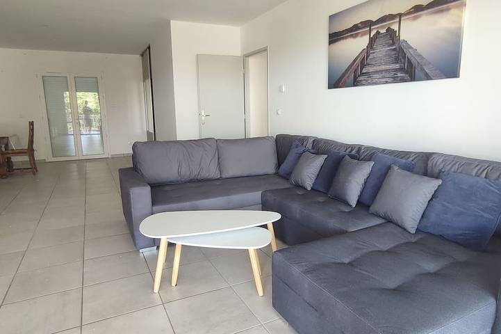 Downhill modern villa nice pool & spa in Calignac, Nérac region
