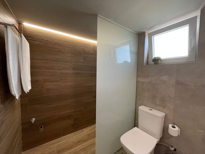 Geheel appartement, New Modern 2 Bd Flat Just Steps to Rethymno Beach in Rethymno (City), Rethymno en omgeving