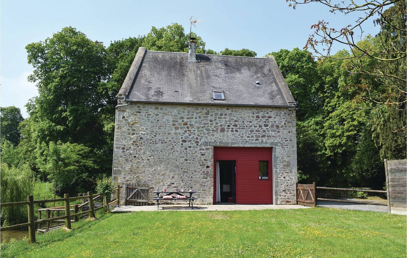 Charmant appartement de 2 chambres à coucher près d'Auxais et de La Taute in Auxais, Côte de la Déroute