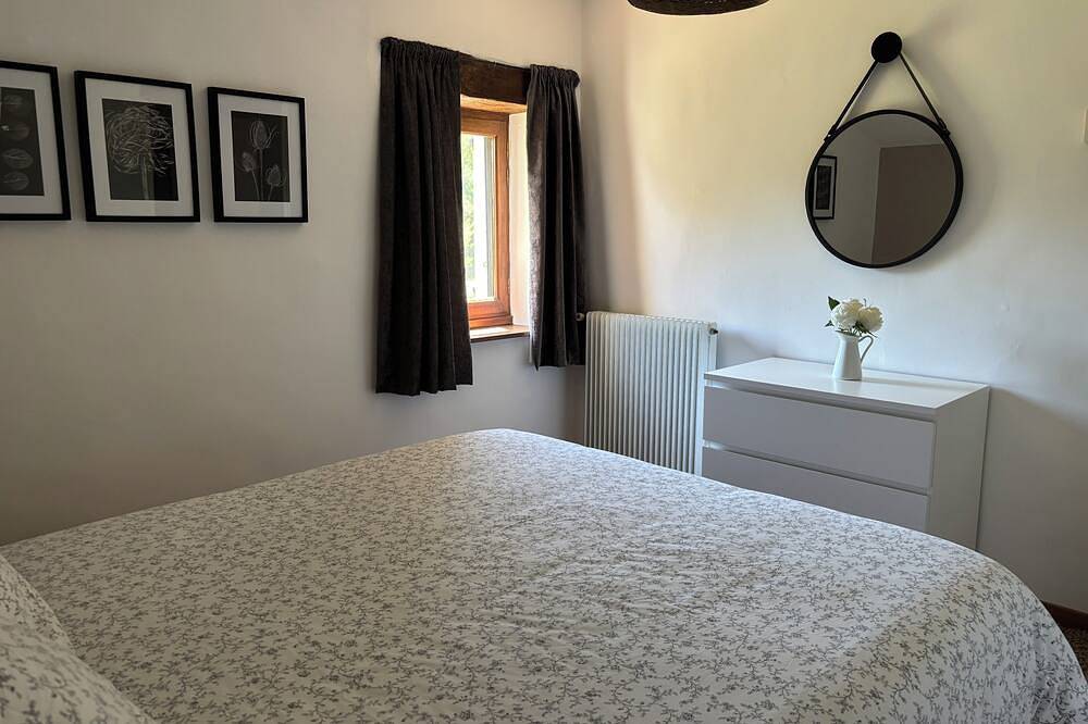 Secluded Gite, private garden, large heated pool, tranquil setting in Cuzorn, Région de Villeneuve-sur-Lot