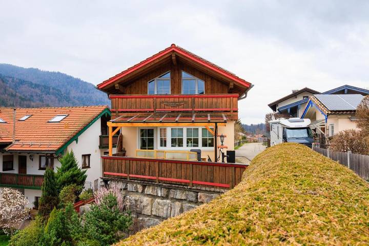 Hütte für 5 Personen, mit Ausblick und Balkon, kinderfreundlich in Ruhpolding