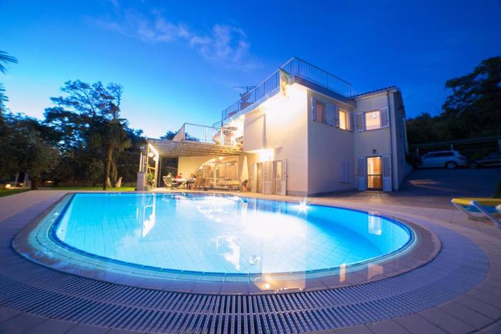 Ferienwohnung für 4 Personen, mit Pool und Ausblick sowie Garten in Koper