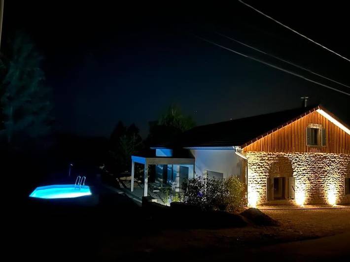 Location de vacances pour 8 personnes, avec piscine et jacuzzi ainsi que sauna et jardin à Hadol - 4