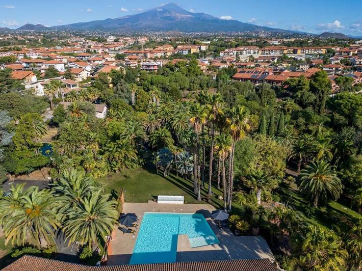 Villa per 12 persone, con Balcone e Idromassaggio nonché Terrazza e Giardino a Sant'Agata Li Battiati