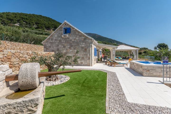 Villa pour 6 personnes, avec jardin et piscine à Bol