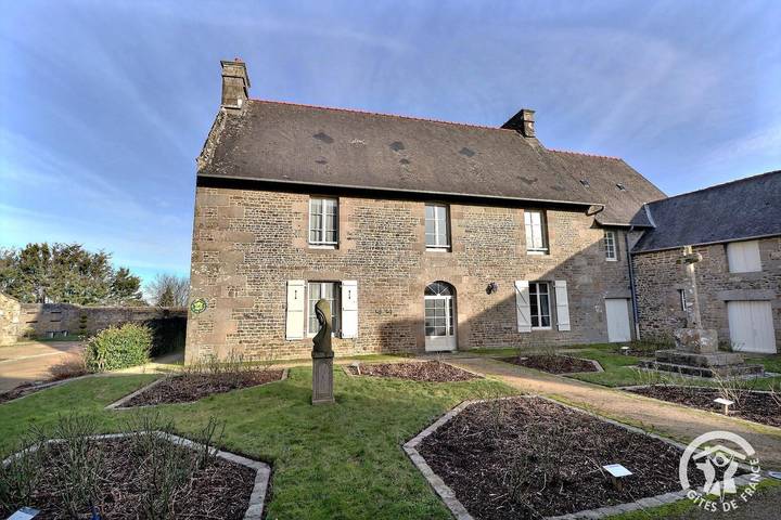 Gîte pour 6 personnes, avec jardin à Mellé (Brittany)