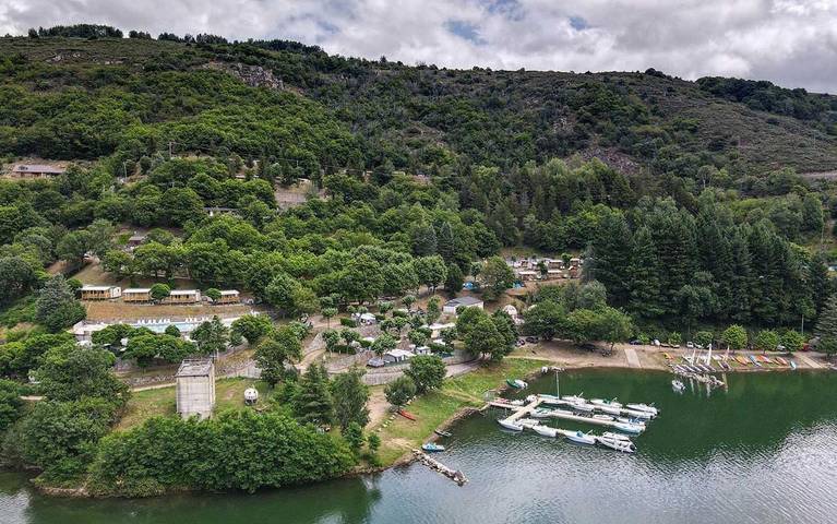 Camping pour 8 personnes, avec Terrasse et Bassin pour enfant ainsi que Piscine et Vue sur le lac dans Lozère