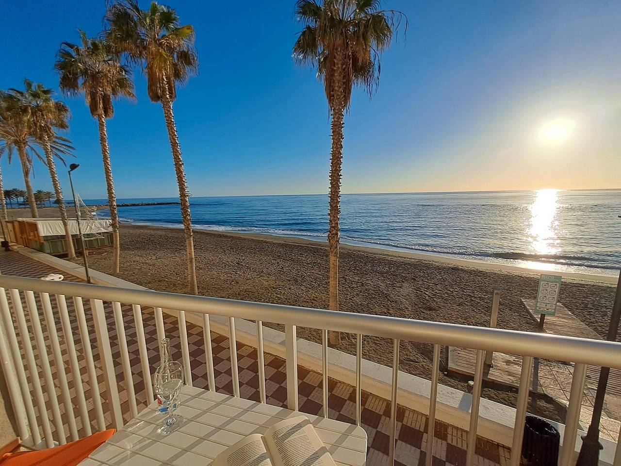 Entire apartment, Apartment 'Frente Al Mar Y A Pie De Playa' with Balcony, Wi-Fi and Air Conditioning in Motril, Costa Tropical