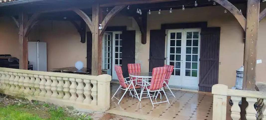 Location de vacances pour 12 personnes, avec piscine ainsi que jardin et vue sur le lac, animaux acceptés à Annesse-et-Beaulieu - 4