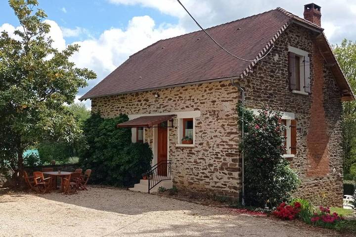 Location de vacances pour 6 personnes, avec vue ainsi que piscine et jardin, animaux acceptés à Chalais (Aquitaine)