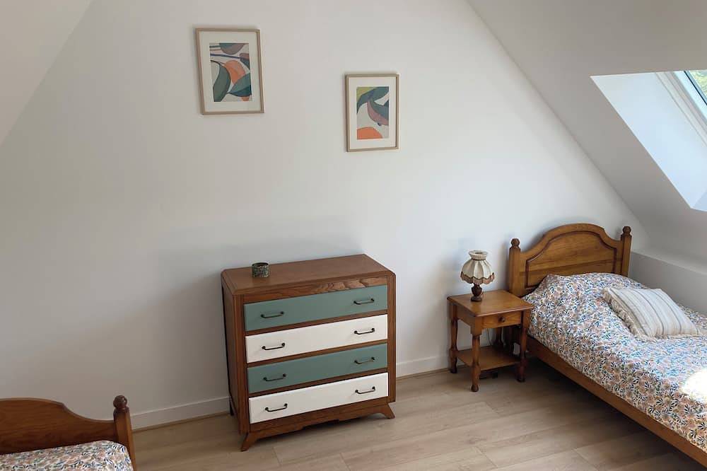 Detached stone house - Mt. St. Michel - set on a hill overlooking the bay in Roz-sur-Couesnon, Bahía del Monte Saint-Michel