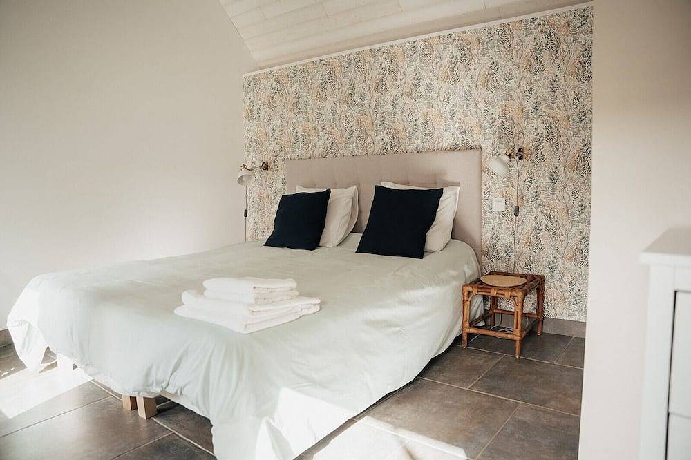 Stone farmhouse for 4 people with heated swimming pool in Trélévern, Costa de granito rosa