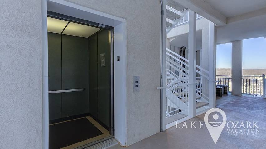 Vacation rental for 8 people, with sauna and hot tub as well as balcony and pool in Osage Beach