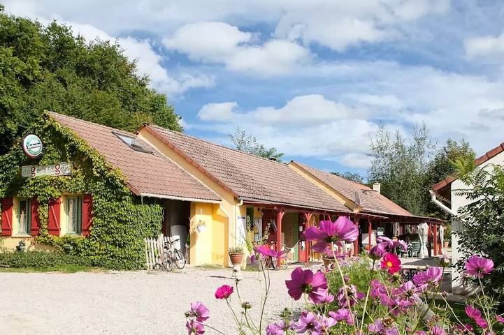 Gîte pour 4 personnes, avec piscine et terrasse à Saint-Léger-de-Fougeret