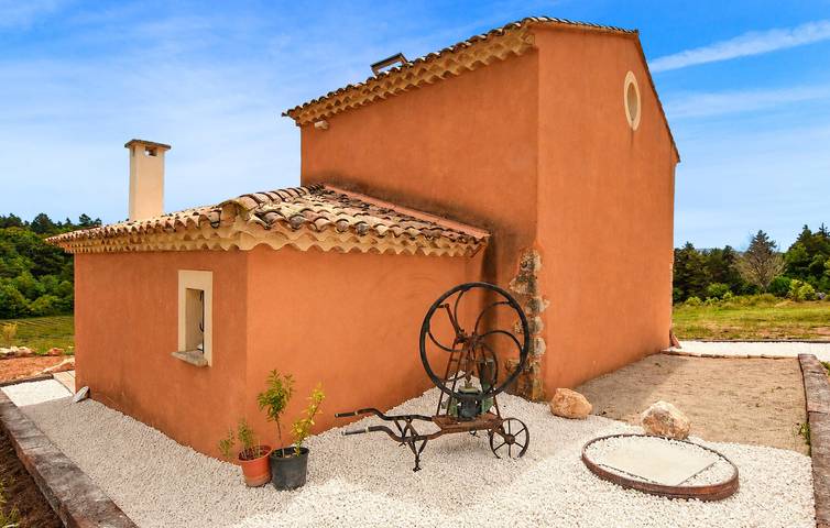 Acogedor apartamento de 2 dormitorios con jardín, wifi y aparcamiento cerca del centro de Saint-Trinit in Saint-Trinit, Parque natural regional del Mont Ventoux