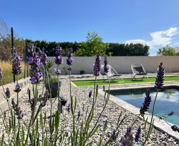 Location de vacances pour 2 personnes, avec Terrasse ainsi que Jardin et Piscine à Charmes-sur-Rhône