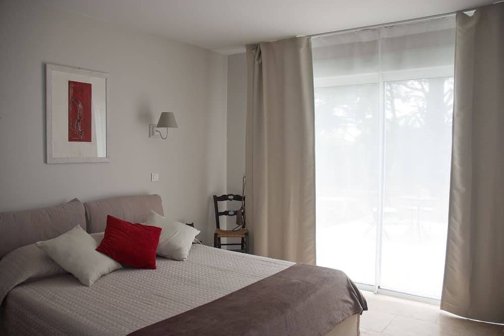 Charming guesthouse in the countryside 5 mins from Arles in Arles, Côte méditerranéenne (France)