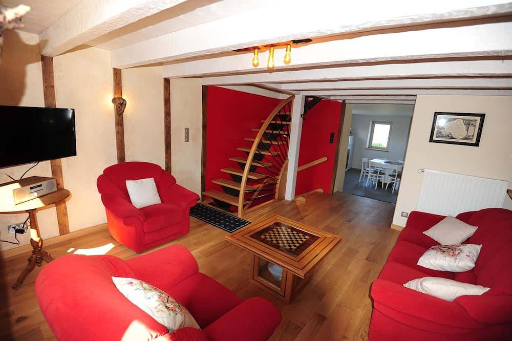 Gîte entierement renové aux portes de l'Aubrac avec vue sur la vallée du Lot in Castelnau-de-Mandailles, Parc naturel régional de l'Aubrac