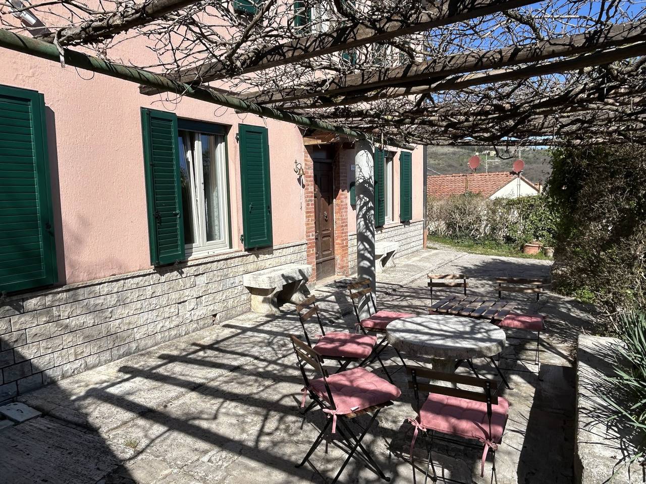 Entire apartment, Apartment 'La Balena Rosa' with Private Terrace and Wi-Fi in Bagni San Filippo, Castiglione d'Orcia region