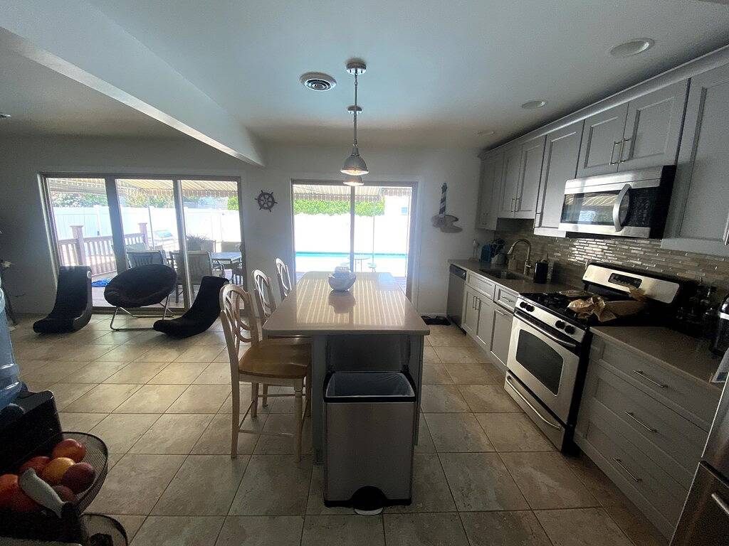 4 Bedroom, 3 Bath with Heated Pool + Hot Tub short walk to beach in Bay Head, Ocean County