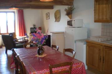 Gîte pour 7 personnes, avec jardin à Anost