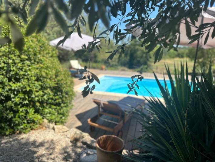 Location de vacances pour 6 personnes, avec vue ainsi que jardin et piscine à Vallérargues