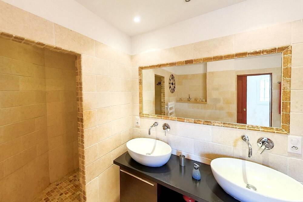 Location suite avec salle de bain piscine terrasse jardin au calme in Flayosc, Région de Draguignan