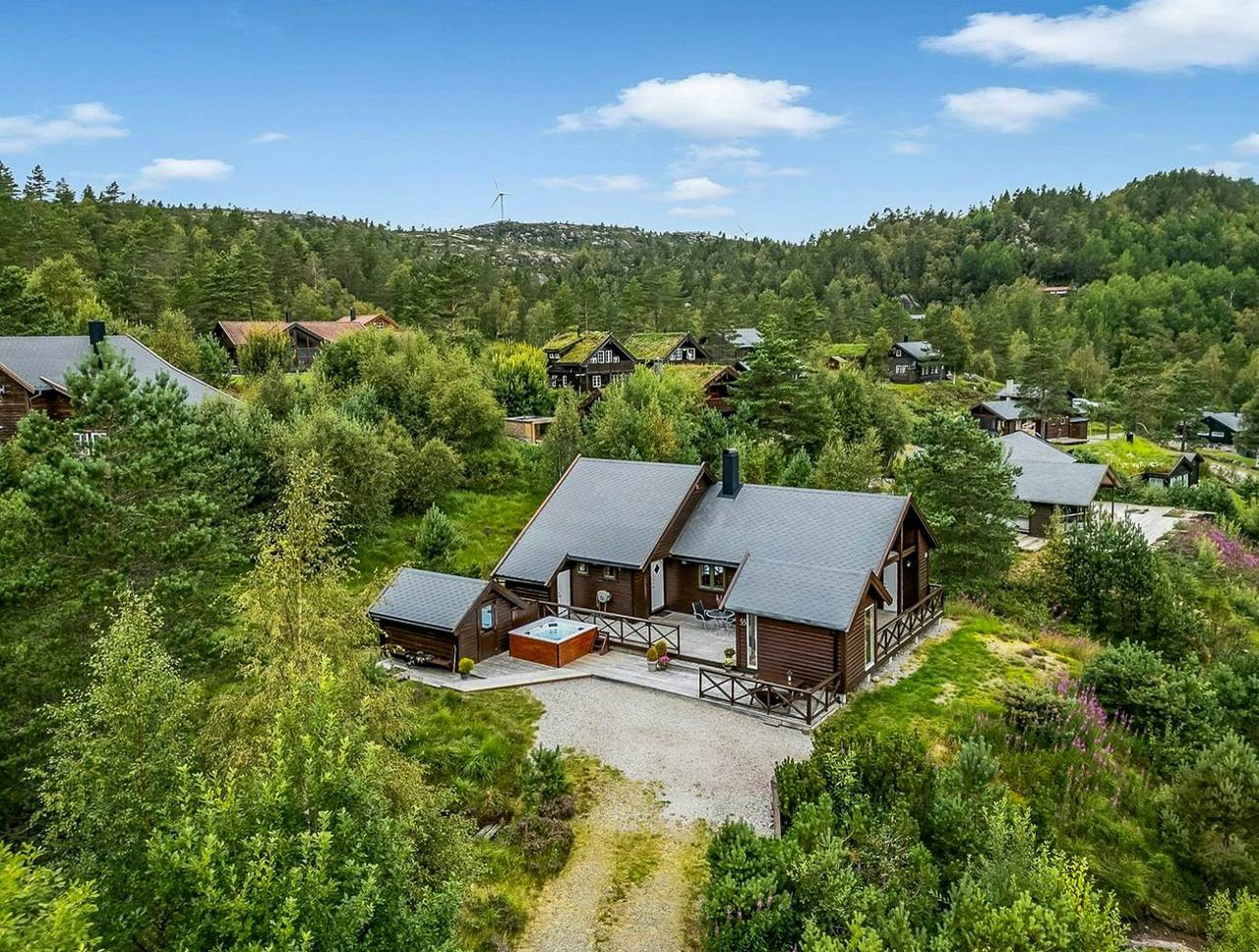 Hütte mit Außenwhirlpool und Bach in Krågeland in Kvinesdal