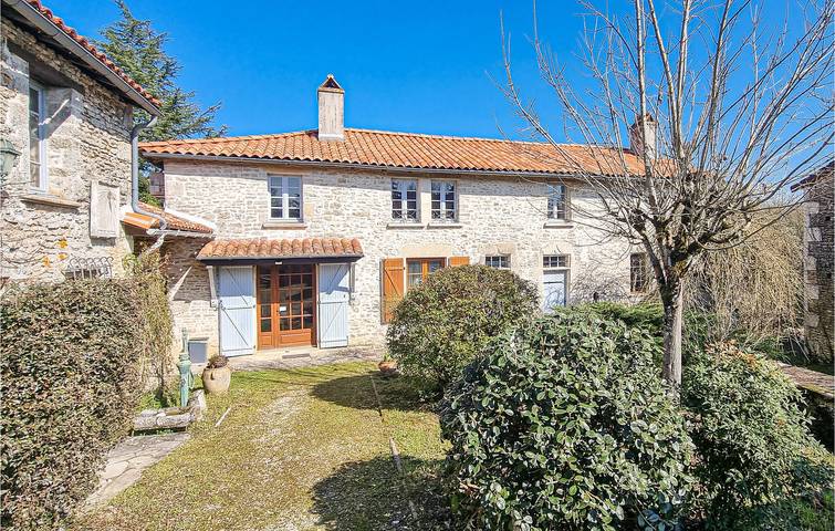 Charmant Apt de 130m2 près de la Charente in Taizé-Aizie, Charente