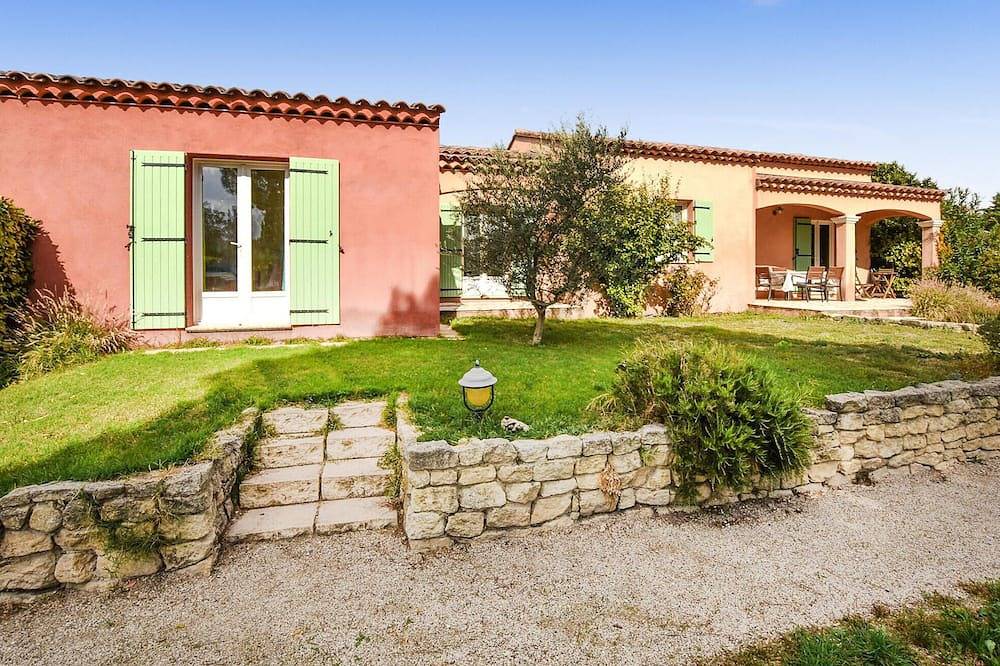 Amazing home in Mazan with kitchen in Mazan, Parc naturel régional du Mont-Ventoux