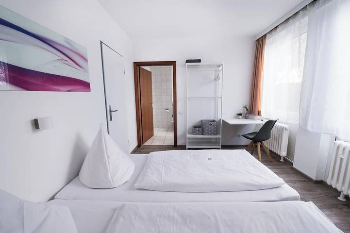 🏨 Sova Guesthouse Kassel 🌾 eigenes Hotel für bis zu 18 Personen in Niederzwehren, Kassel