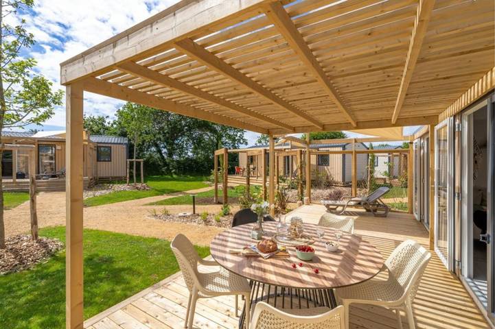 Camping pour 4 personnes, avec terrasse ainsi que jardin et piscine, adapté aux familles à Névez