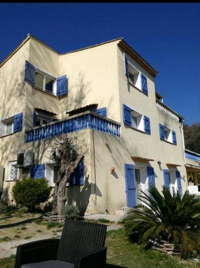 Gîte pour 4 personnes, avec Balcon ainsi que Terrasse et Vue à Contes