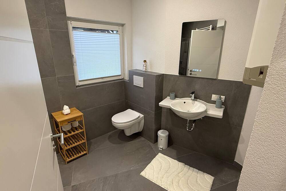 Ganze Wohnung, Komfortable Ferienwohnung mit Parkplatz direkt vor dem eigenen Eingang in Neuwied, Osteifel