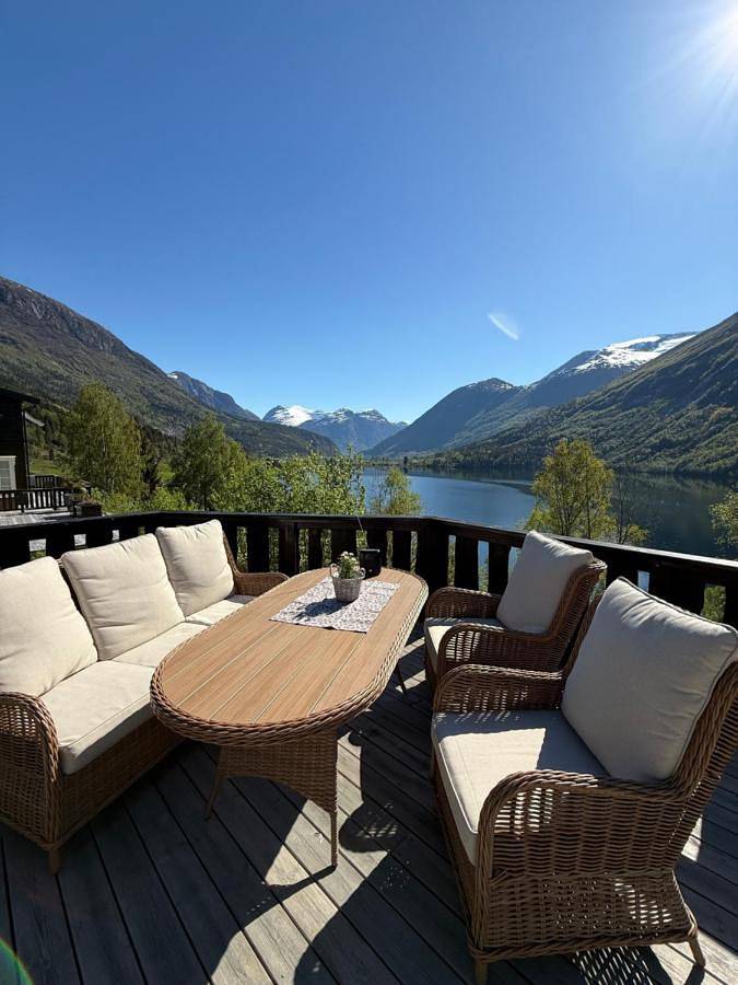 Ferienhaus für 10 Personen, mit Seeblick und Sauna sowie Garten und Ausblick, mit Haustier in Stryn