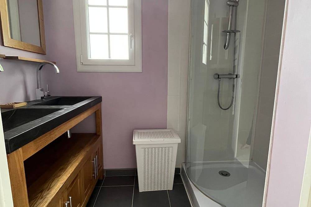 Independent house with direct beach access in Locmaria, Côte des Mégalithes