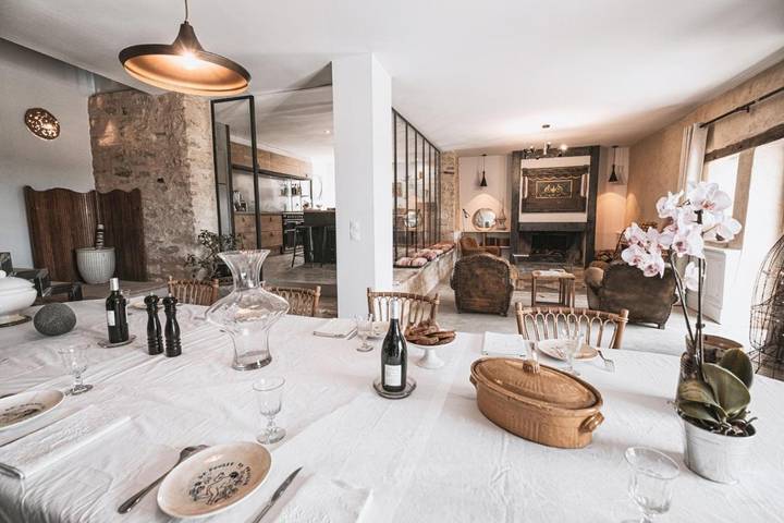 Location de vacances pour 12 personnes, avec jardin ainsi que vue et piscine, animaux acceptés à Puycelsi - 2