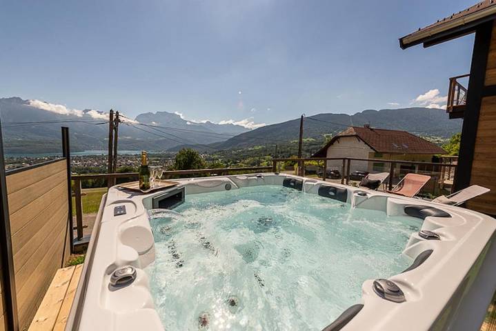 Chalet pour 9 personnes, avec Balcon et Jacuzzi ainsi que Terrasse et Jardin à Saint-Jorioz
