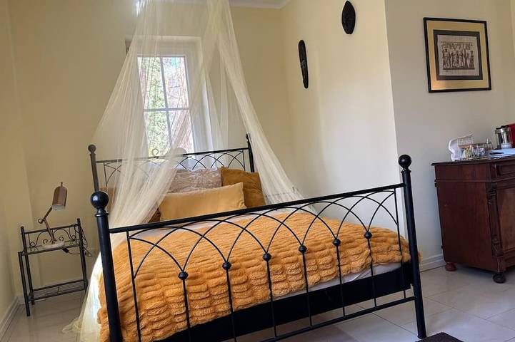 Gemütliches ruhiges Gästezimmer mit Bad in Traumvilla am Waldrand in Wilhelmshorst, Michendorf