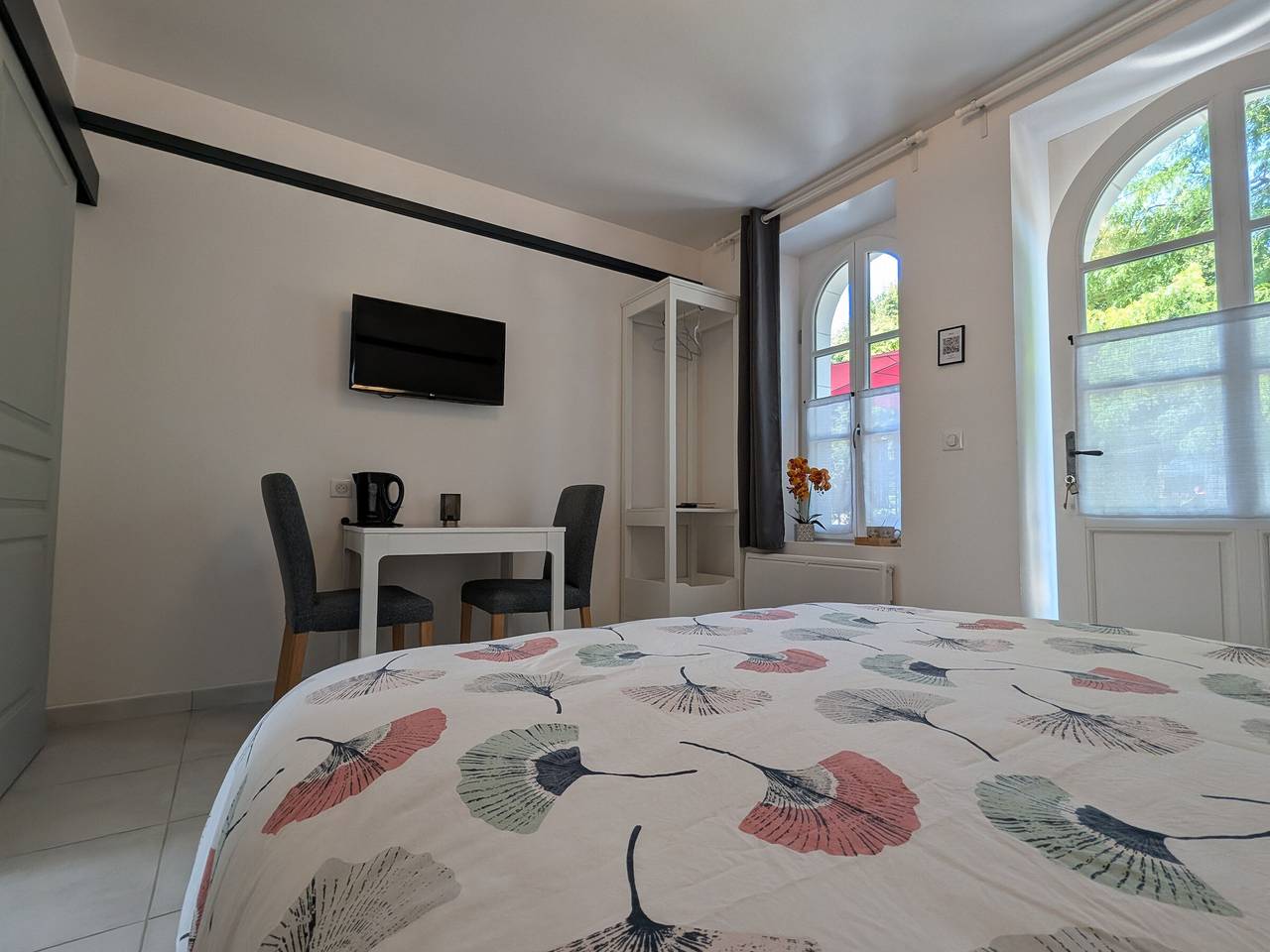 Chambre Accessible et Confortable avec Douche à l'Italienne à Valençay in Valençay, Vallée de la Loire