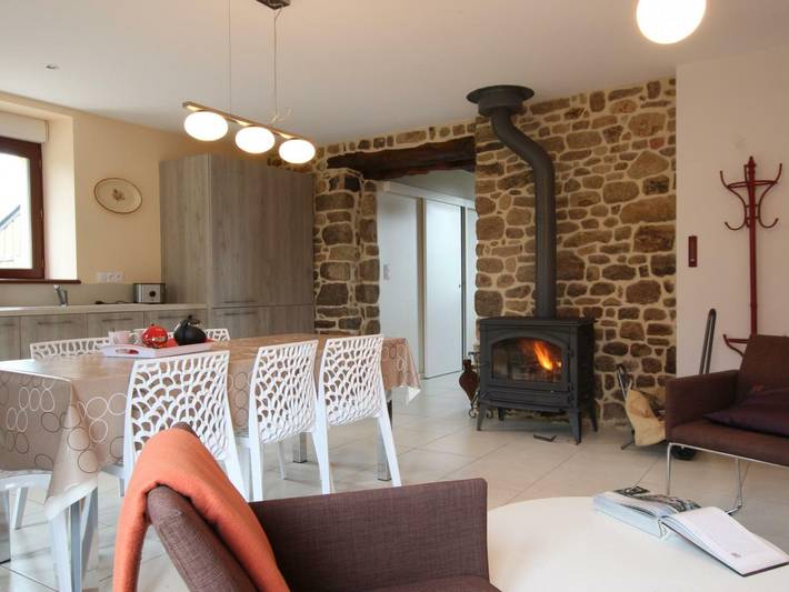 Gîte pour 5 personnes, avec jardin à Champcervon