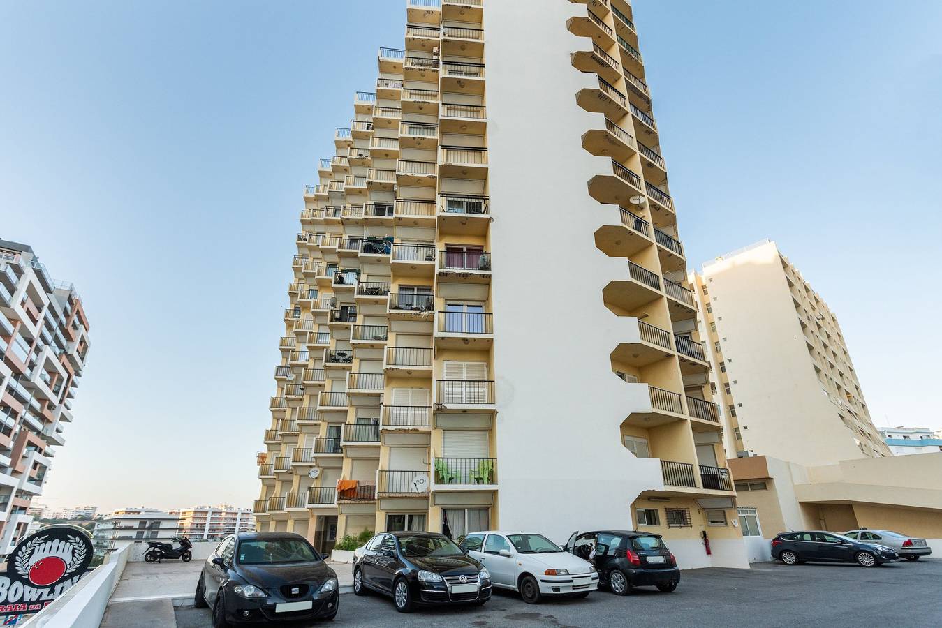 Ganzes Studio, Bnb Homes Bright Apartment 50 m walk from Beach in Praia da Rocha, Portimão