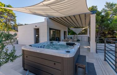 Villa für 2 Personen, mit Whirlpool und Garten sowie Terrasse in Dalmatien