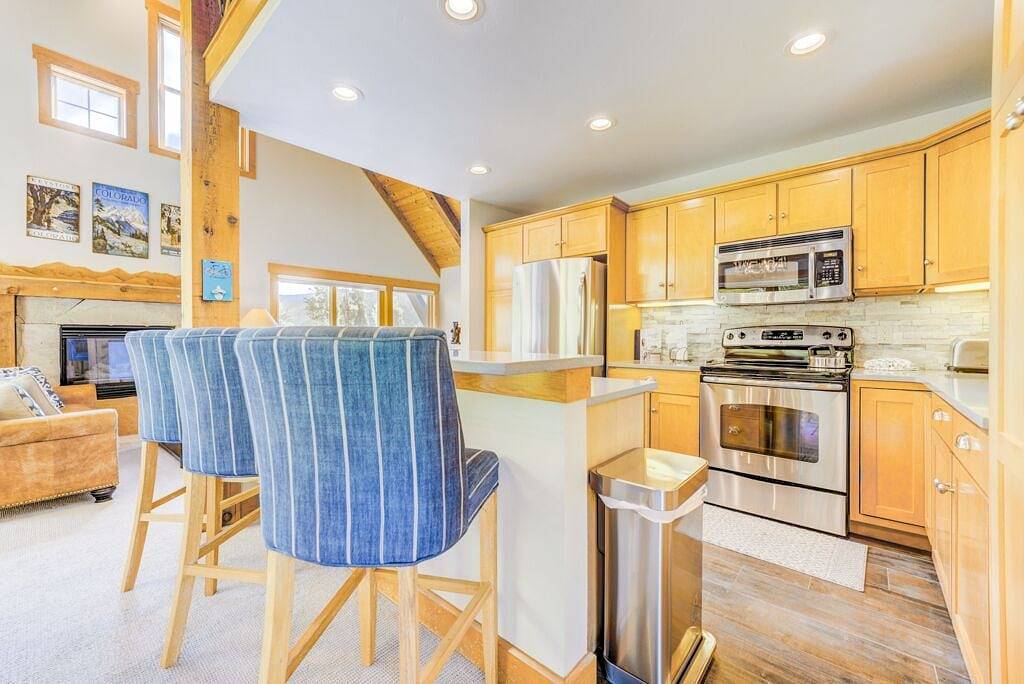 Minutes to Keystone Base Area, Second Story Balcony w/ Mountain Views! in Arapahoe Basin