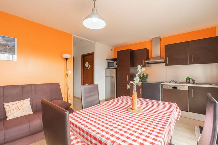 Apartamento entero, Apartamento 'Le Clos Du Champ De L'Amour - Marennes' con piscina privada, Wi-Fi y aire acondicionado in Saint-Simon-de-Bordes, Región de Jonzac