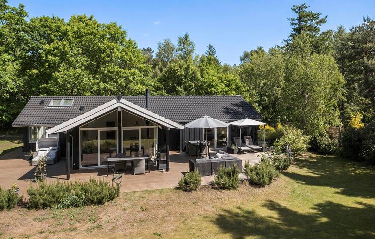 Feriehus for 6 personer, med hage og terrasse i tillegg til sauna i Rørvig