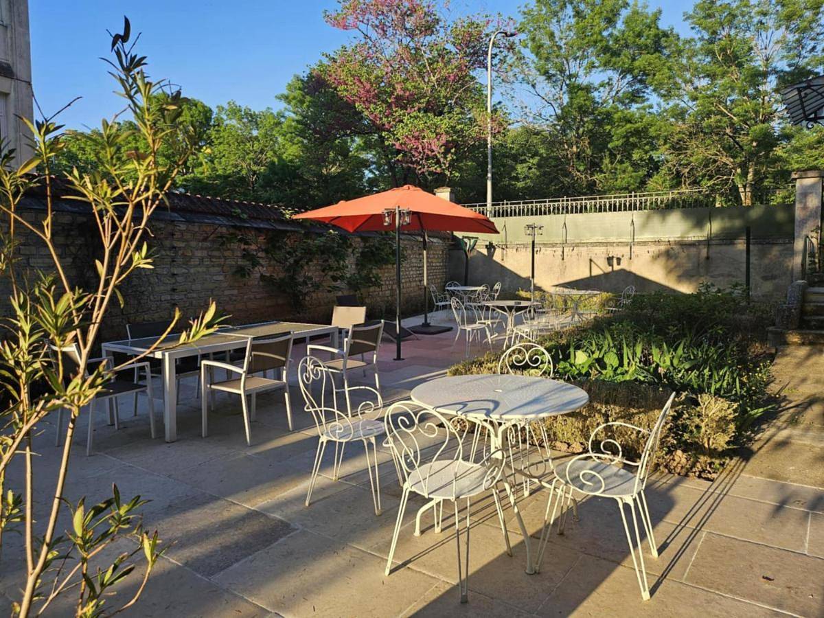 Chambres d'Hôtes de luxe Côté Parc-Côté Jardin avec parking privé gratuit in Nevers, Nièvre